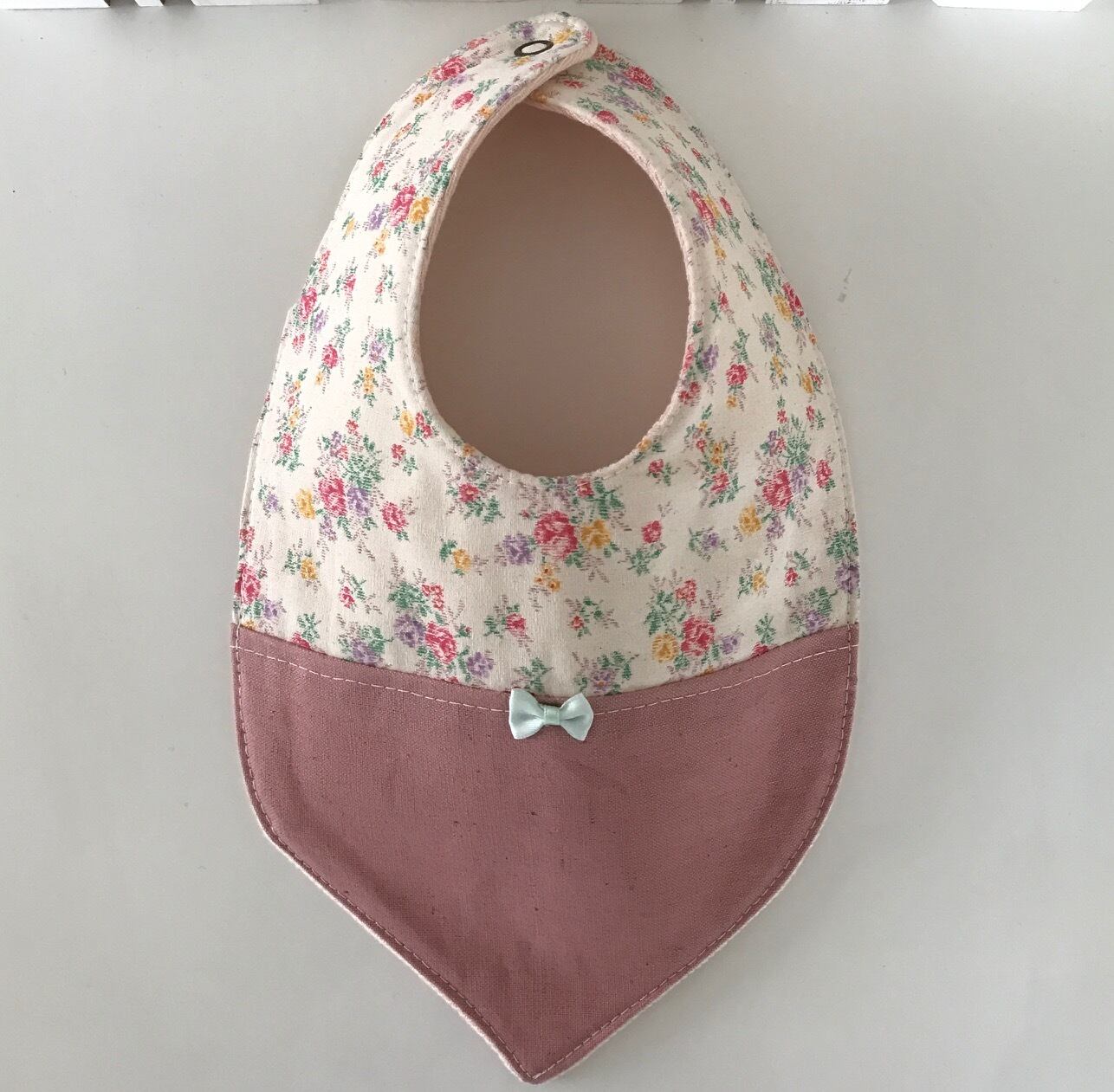 花柄とリボンのバンダナ風スタイ | ちょっとおしゃれなスタイのお店