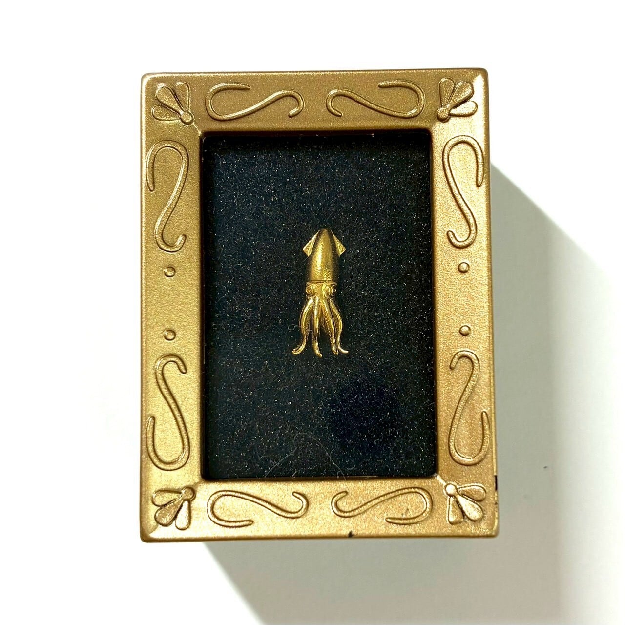 純金のイカ 1g JUNGOLD 指先サイズの芸術品 額縁ケース付き 【RNP01160