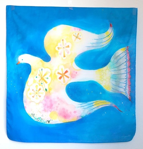 スカーフにもなる水彩画ハンカチ「青を満たす鳥」