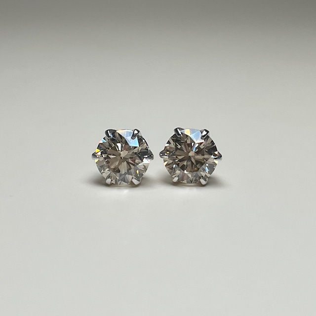 ベリーライトブラウンカラー ラウンドブリリアントカット ダイヤモンド ピアス  1.007 ct プラチナ チェカ 鑑定書付き