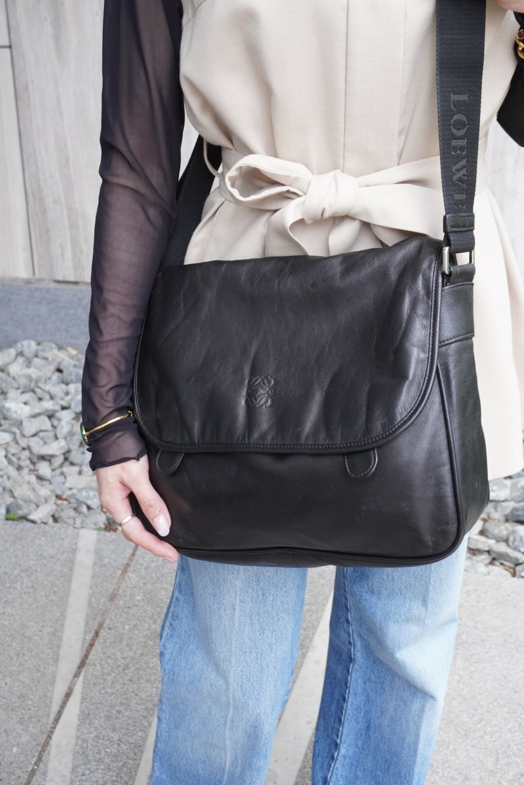 希少 ロエベ メッセンジャーバック ショルダー アナグラム レザー A4 黒色 日本直送 名牌中古包 】LOEWE ロエベ ショルダーバッグ ブラック