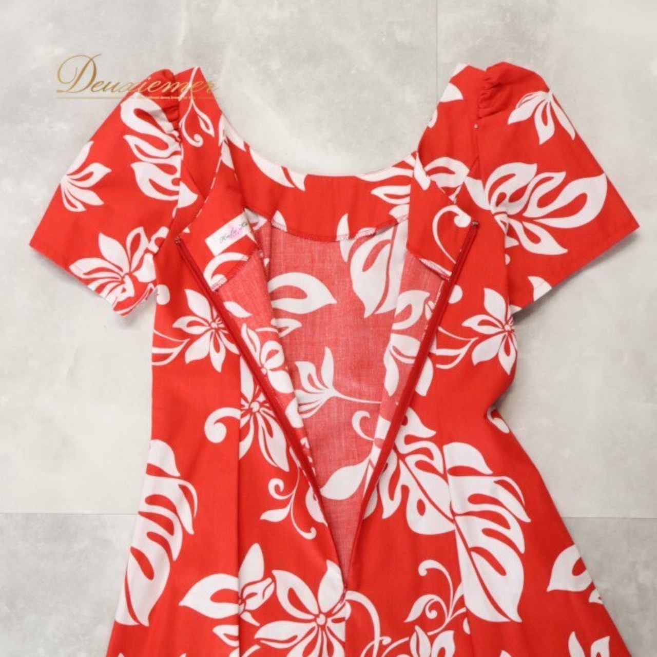 フラダンス 衣装 ワンピース ドレス レッド系 HulaKu 日本製 ハワイアンプリント モンステラ柄 植物柄 半袖 フレアスカート アロハ フラ ダンス レッスン 練習 赤 白 ホワイト系 ハワイアンダンス レディース 華やか 鮮やか かわいい おしゃれ アロハシャツ ハワイ風 大人用 お祭りイベント フラメンコ服 文化体験 旅行 おそろいカップル衣装 薄手 スミレ 赤系 ホワイト系 レッド系 フラダンス衣装 フラワンピ バックスタイル レッドドレス アロハ柄 日本製衣装 成人式 結婚式 ハワイ