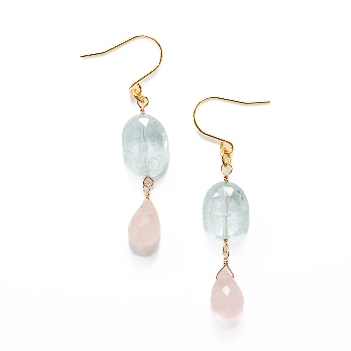 アクアマリンとモルガナイトの揺れる天然石ピアス 透明感ブルーと淡いピンク