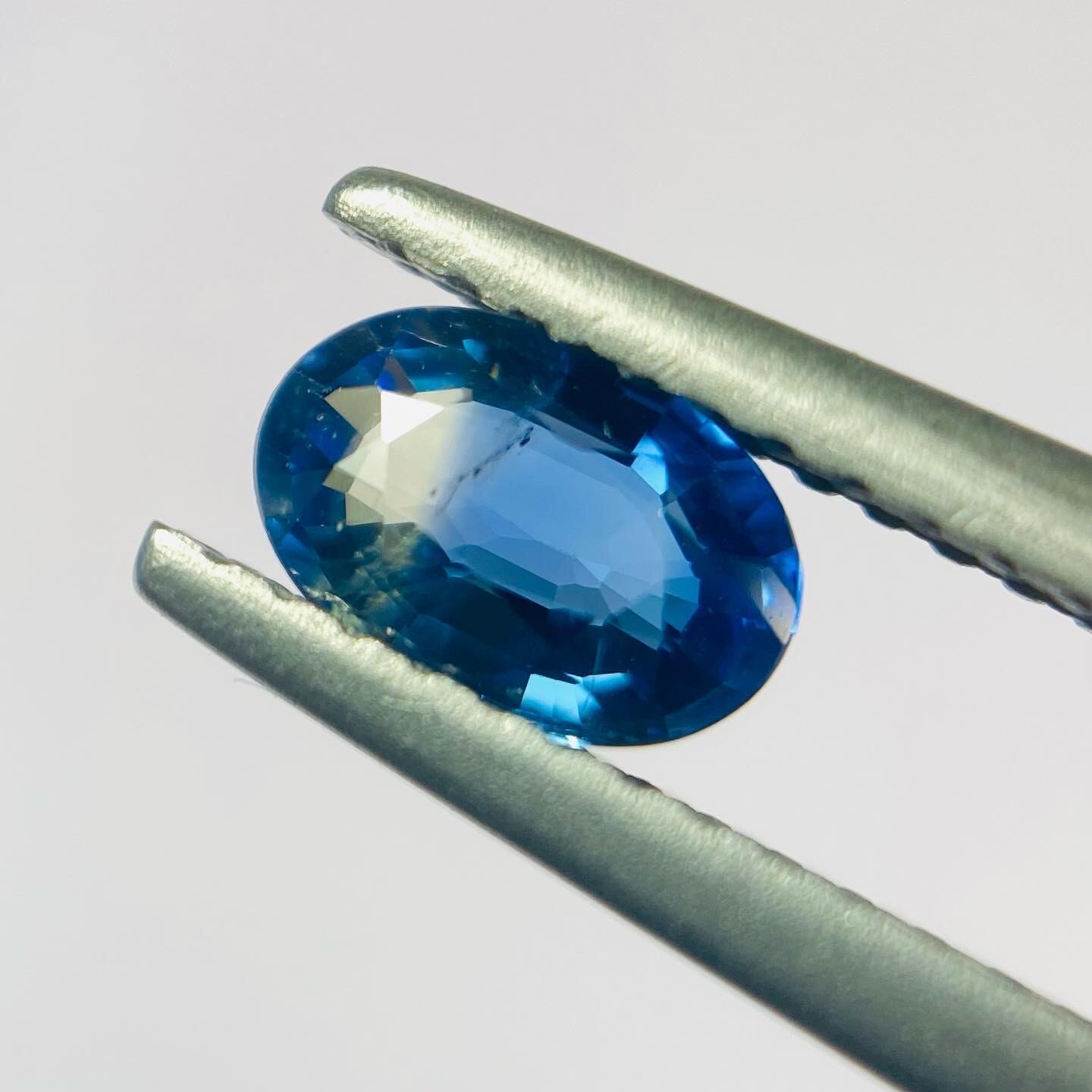 雪化粧の富士山　バイカラーサファイア