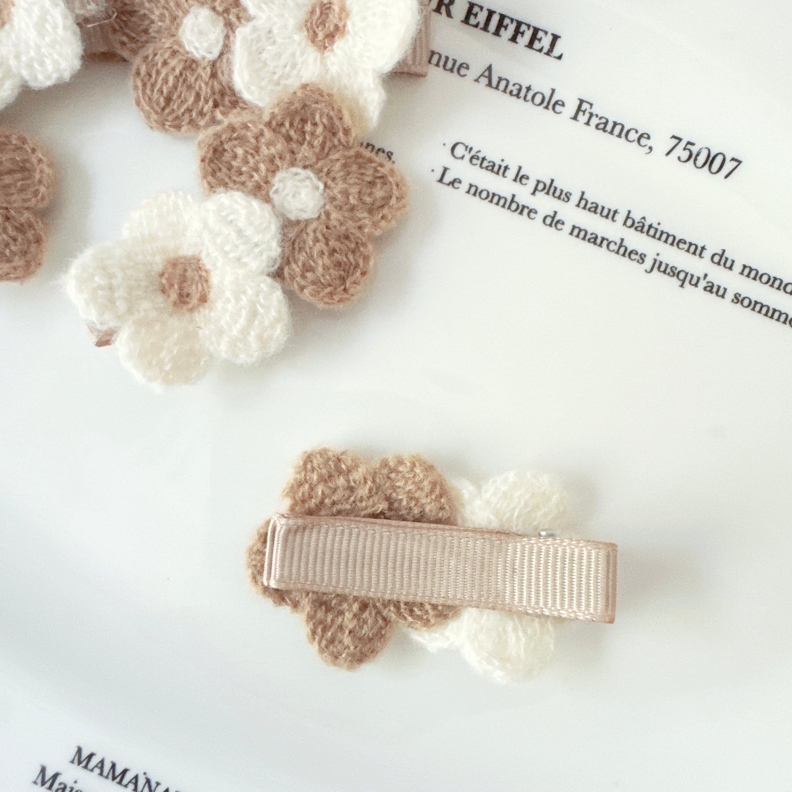 淡色小さなお花パッチン