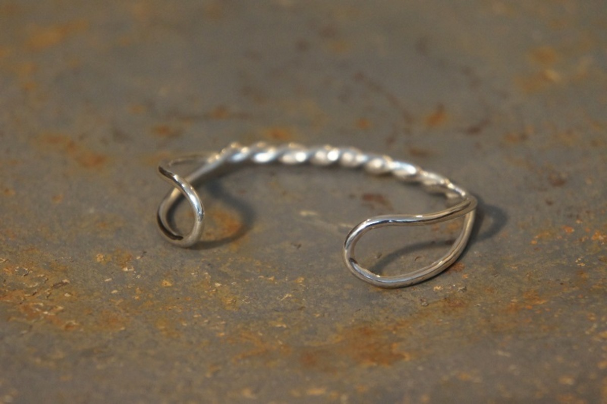 twist loop bangle | Slow Rise Online Shop