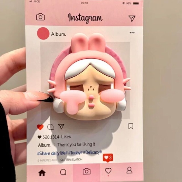 POP MART Crybaby 磁気スタンド♡ ピンク＆ブラウン2色展開 シリコン製 立体かわいい 全マグネットケース対応 高品質仕上げ