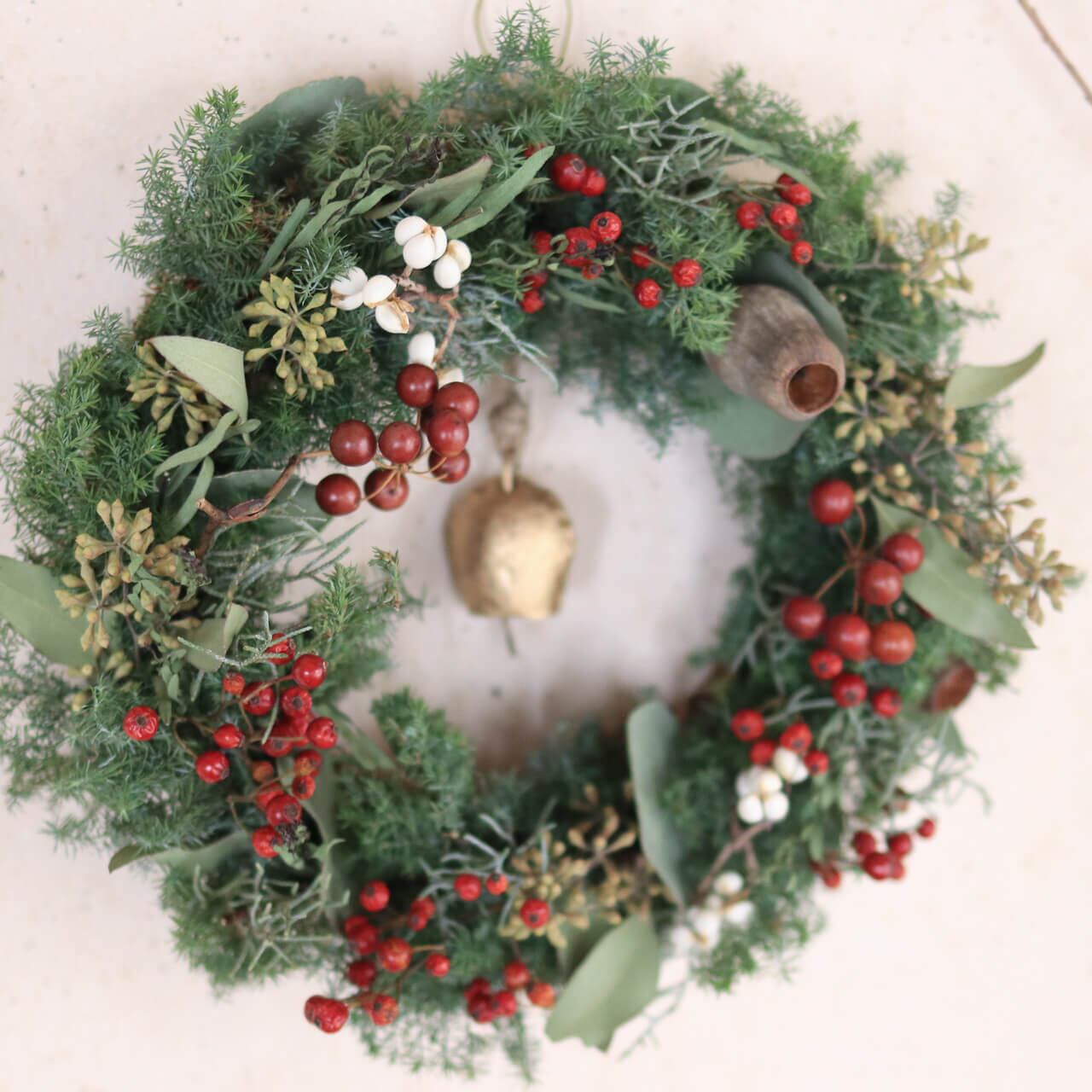 1点もの 約直径25cm 】サンキライの実と赤い野バラの実 ユーカリの