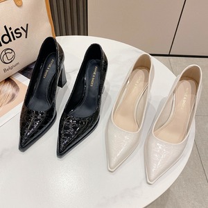 【送料無料】 パンプス ポインテッドトゥ ハイヒール 太ヒール 美脚 シンプル こなれ感 抜け感 エレガント 春 夏 秋 デイリー デート お出かけ 通勤 通学 女子会 黒 白 ブラック ホワイト レディース 靴 20代 30代 40代 おしゃれ かわいい