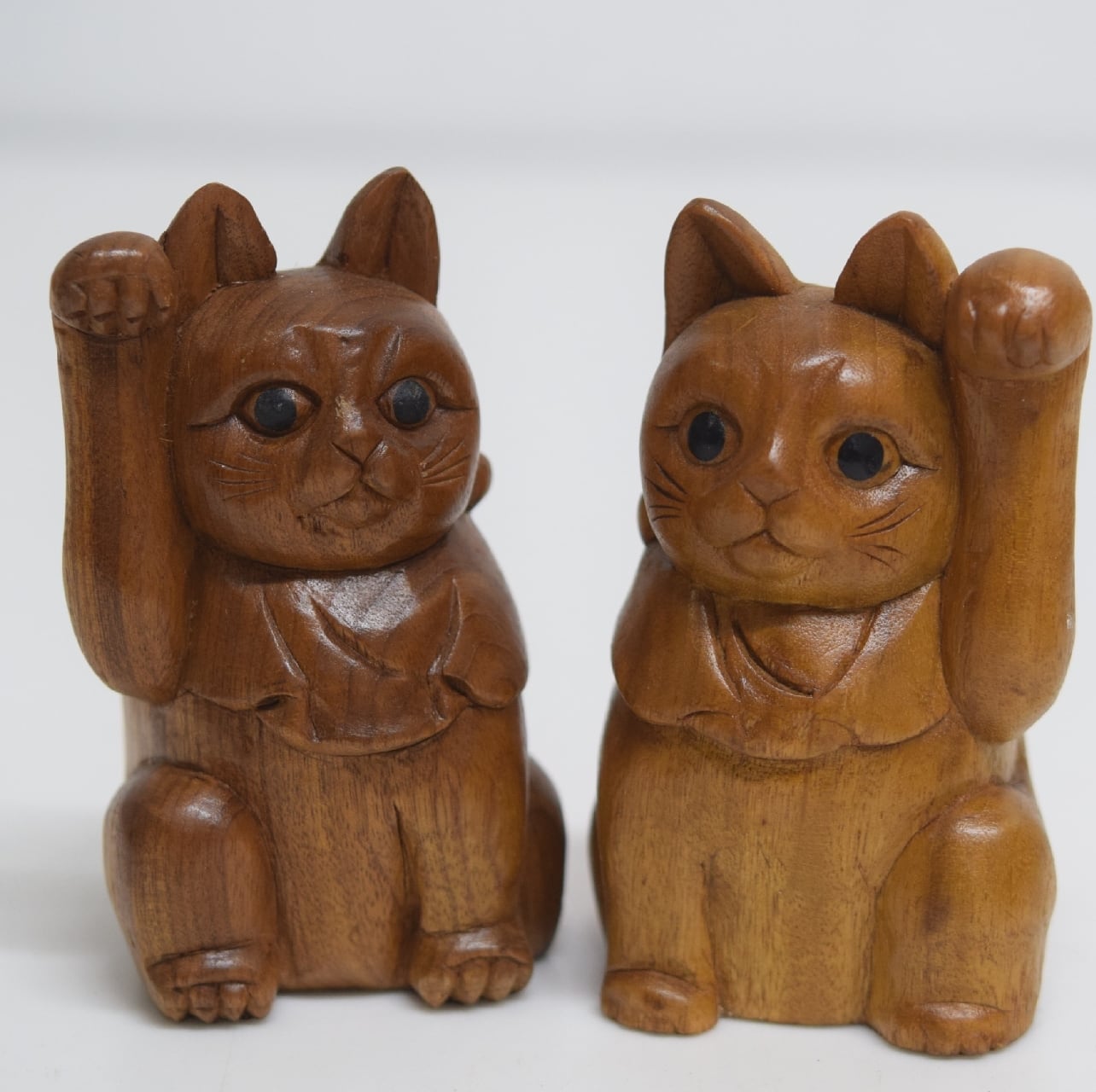 木彫りの招き猫（三毛猫）
