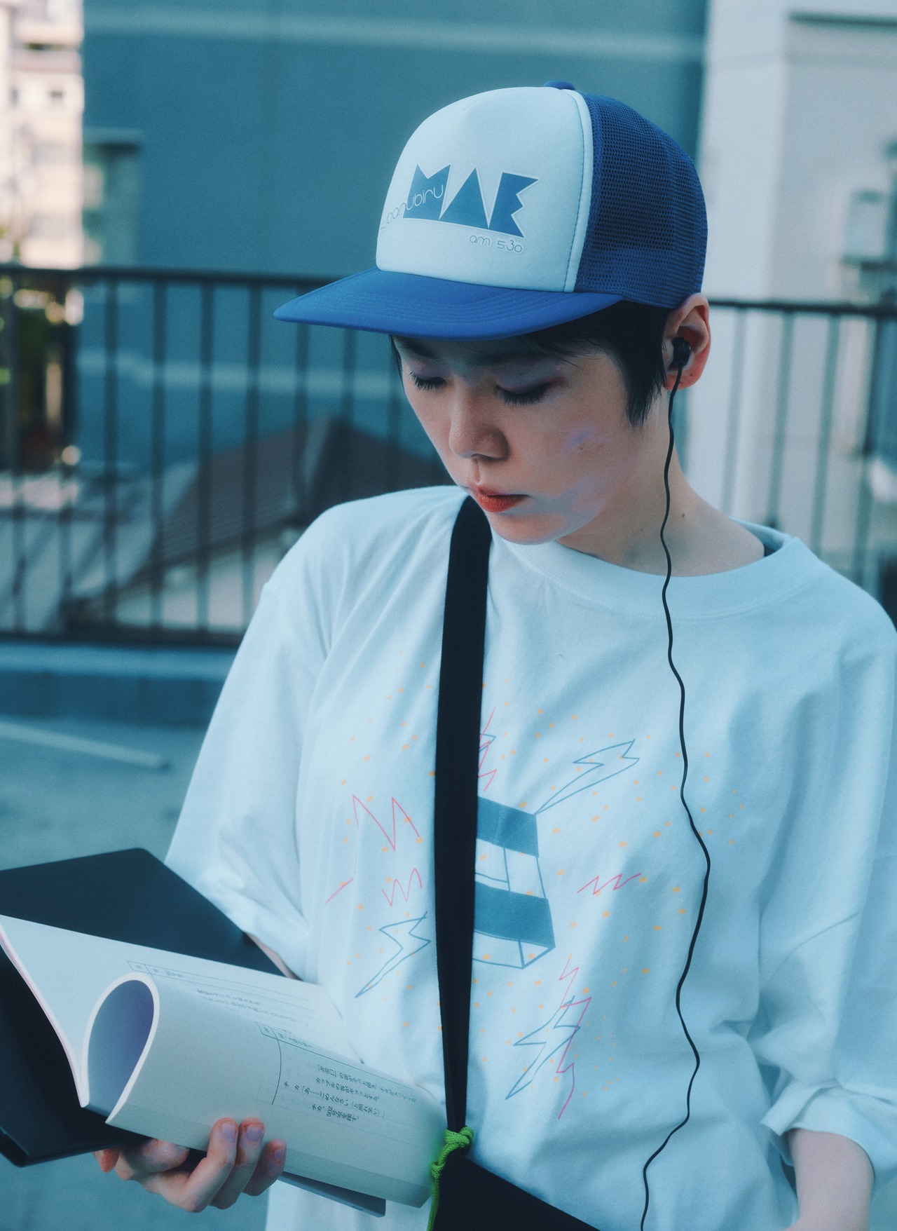 新宿の集合場所・青／メッシュキャップ