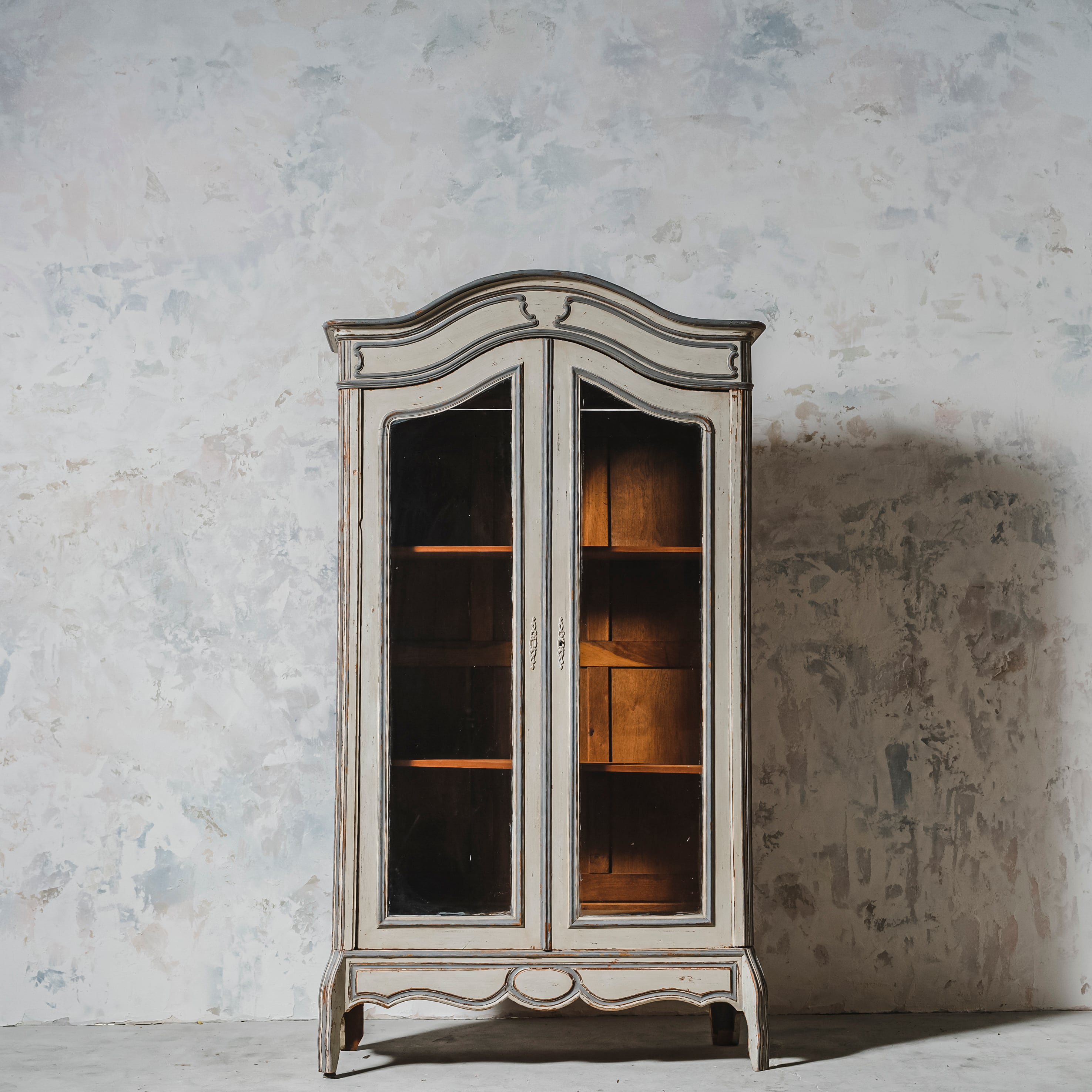 キャビネット/フレンチガラスキャビネット/アンティーク/ディスプレイ/収納棚/空間装飾/スタジオ/店舗什器