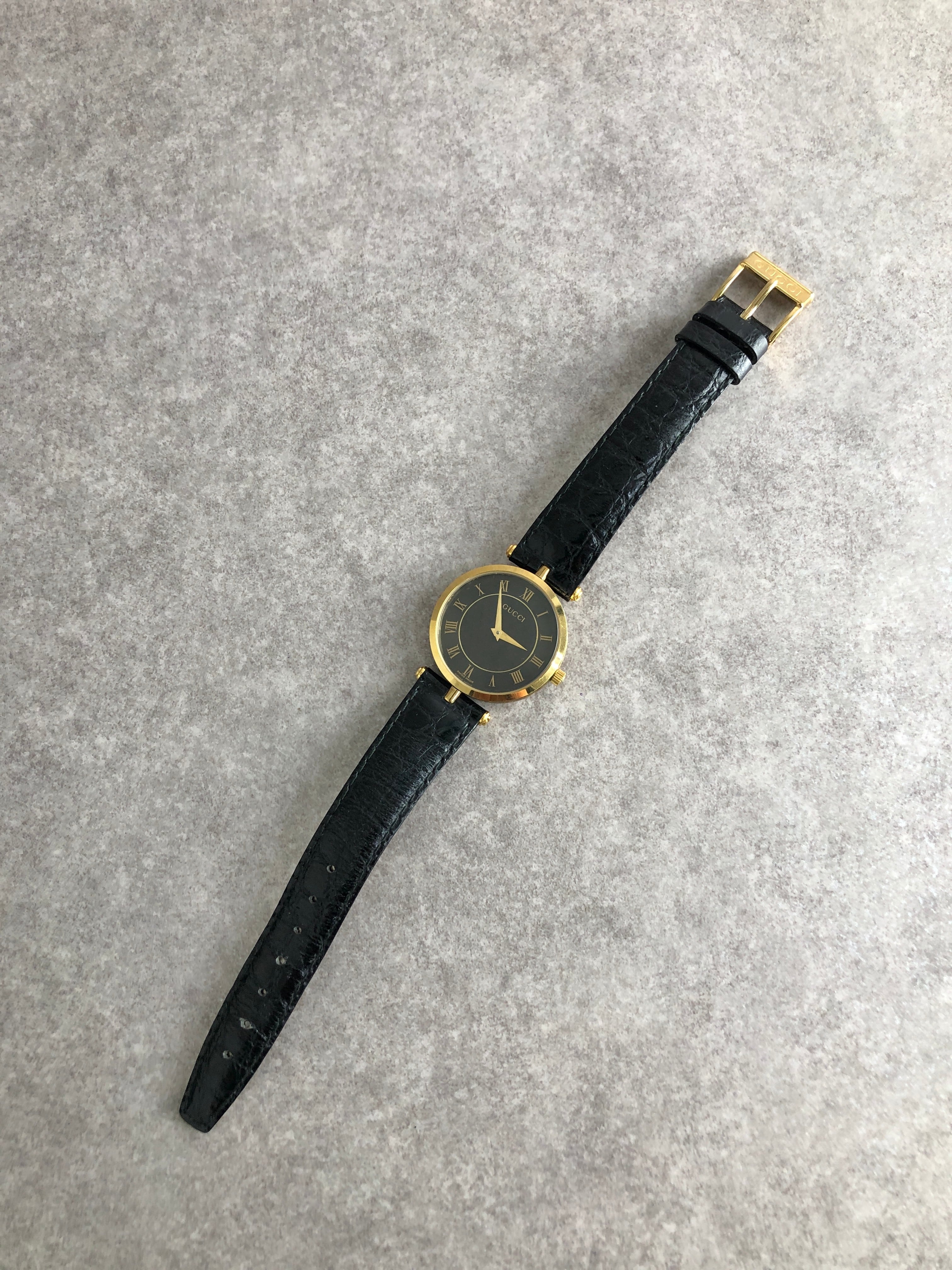 GUCCI グッチ 腕時計 ブラック ローマ文字 レザー 2040M vintage