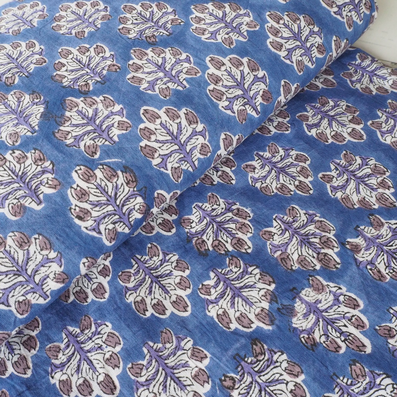 ブロックプリント生地【50cm単位】インド綿 小花柄 青×パープルグレー×白 #11911-BL1