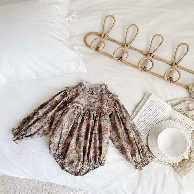 【取寄】ハイセンスなヴィンテージ風フリルフラワーロンパース