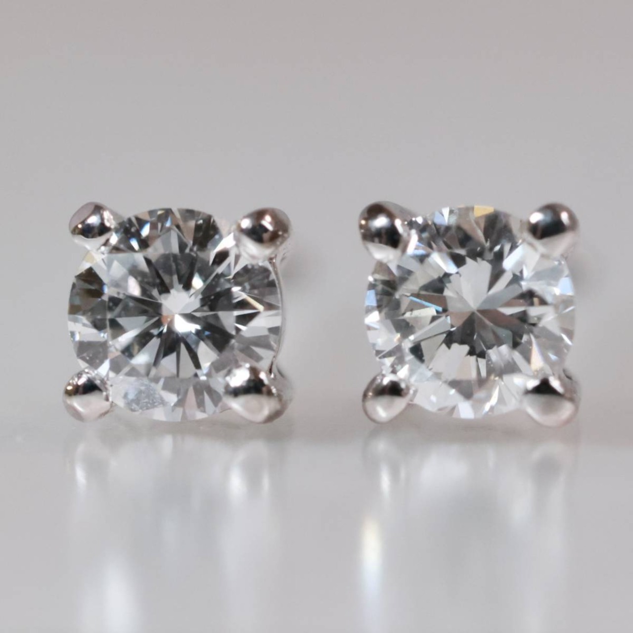 585 K14 WG ダイヤモンド 0.15ct ×2 ピアス 