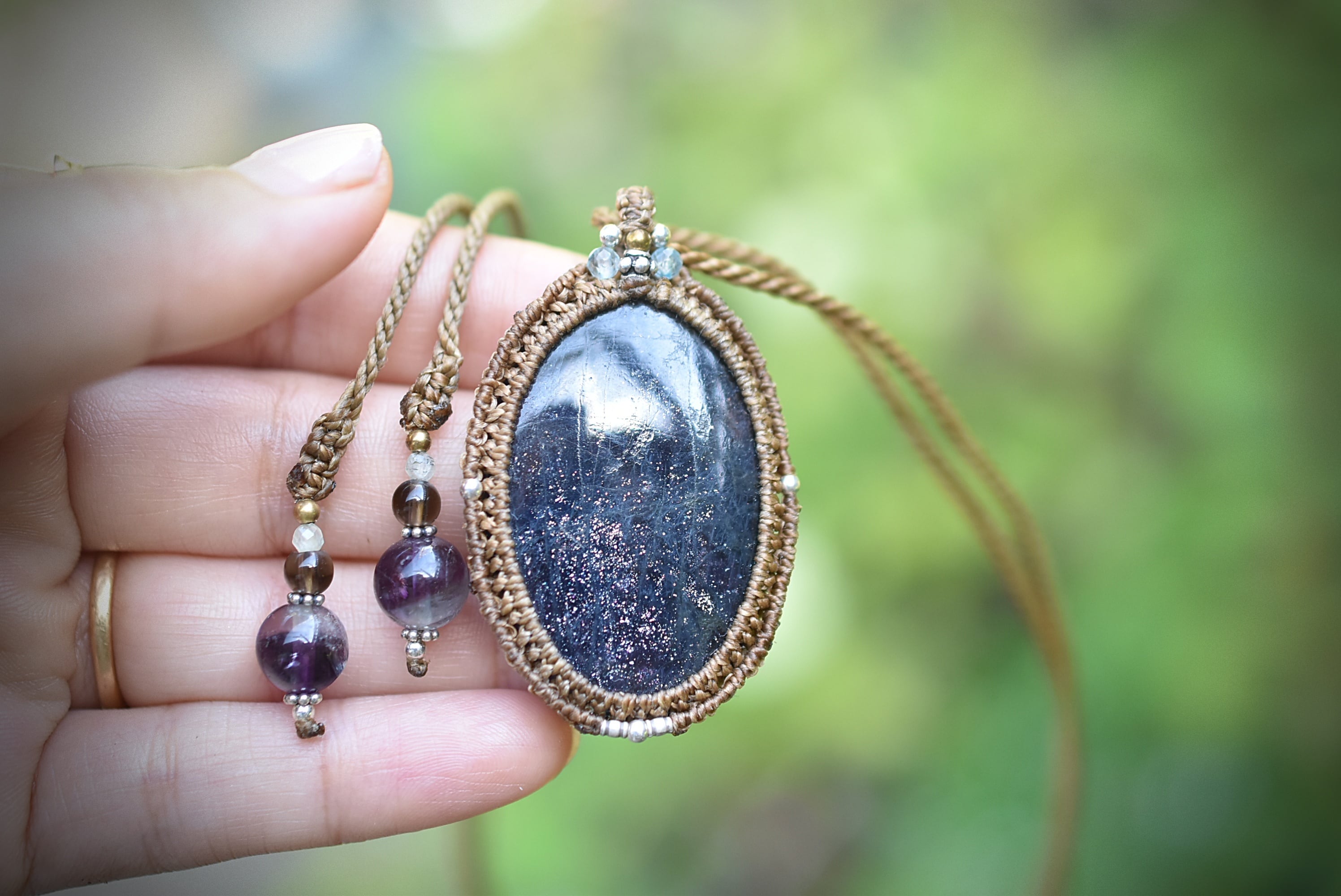 銀色イリデッセンス☆アイオライトサンストーン マクラメネックレス