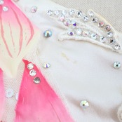 【社交ダンス衣装】ホワイト ワンピース ドレス ピンク ファー 白 桜 花柄 花びら フロート レース フリル オフホワイト デモ 競技用 パーティ 発表会 レディース クロッチ アイボリー ダンス用 女性用 レディライク