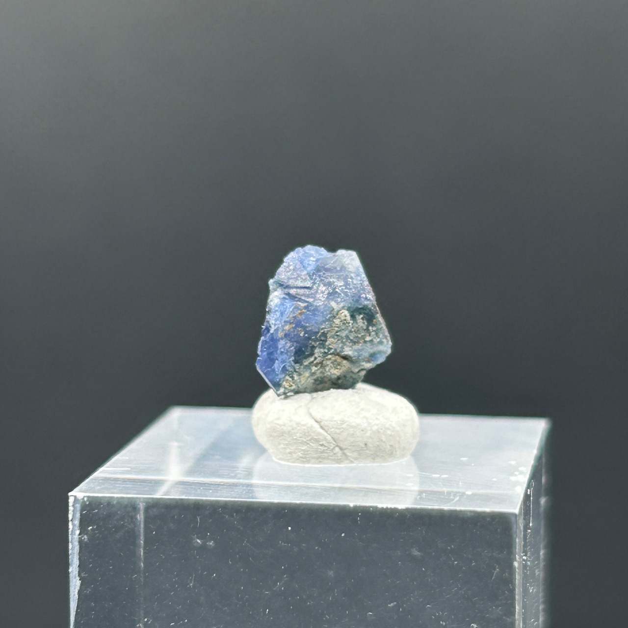 ベニトアイト Benitoite【ベニト石】