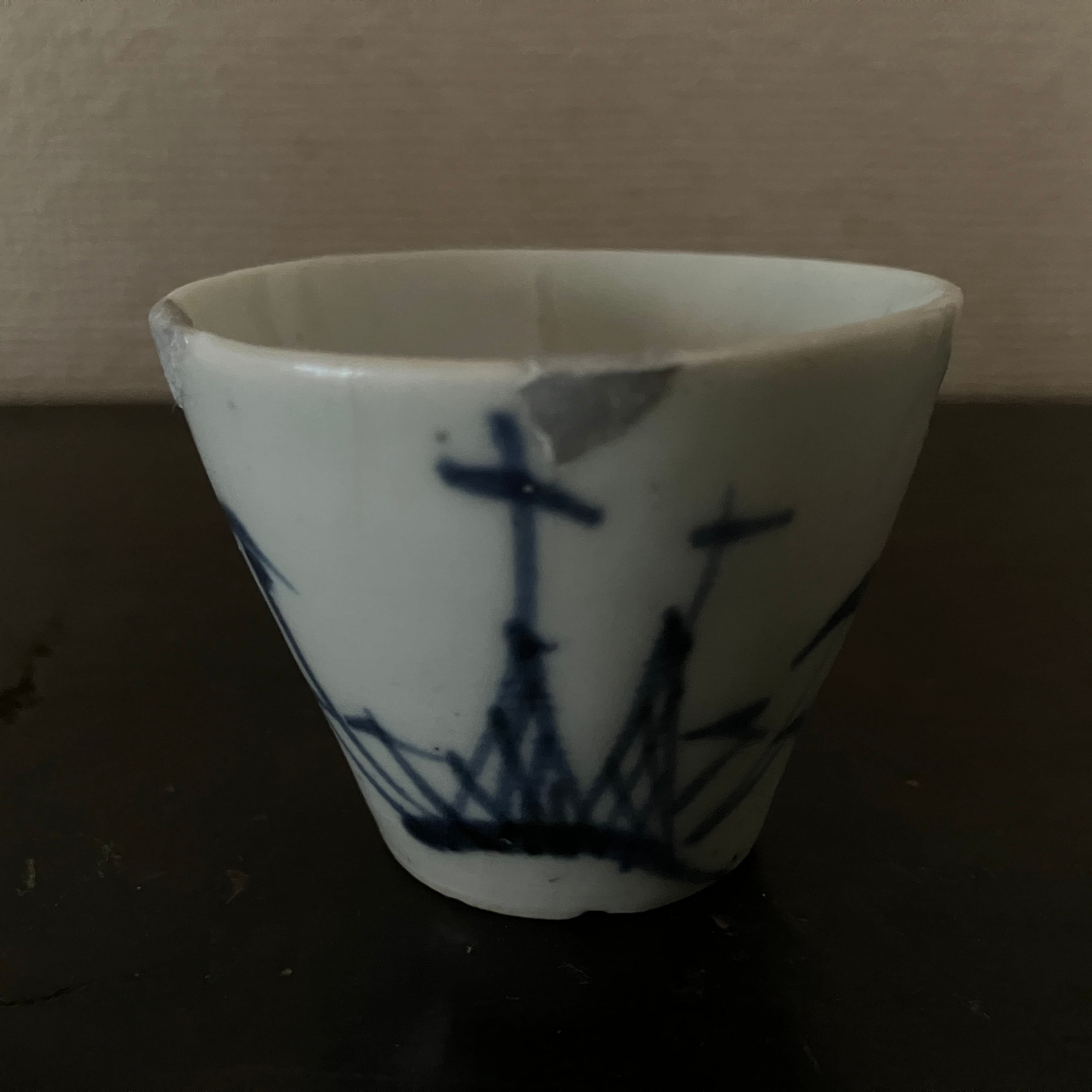 伊万里猪口 ちょこ 網干紋 初期の伊万里？ 直しあり 小ぶりな染付磁器