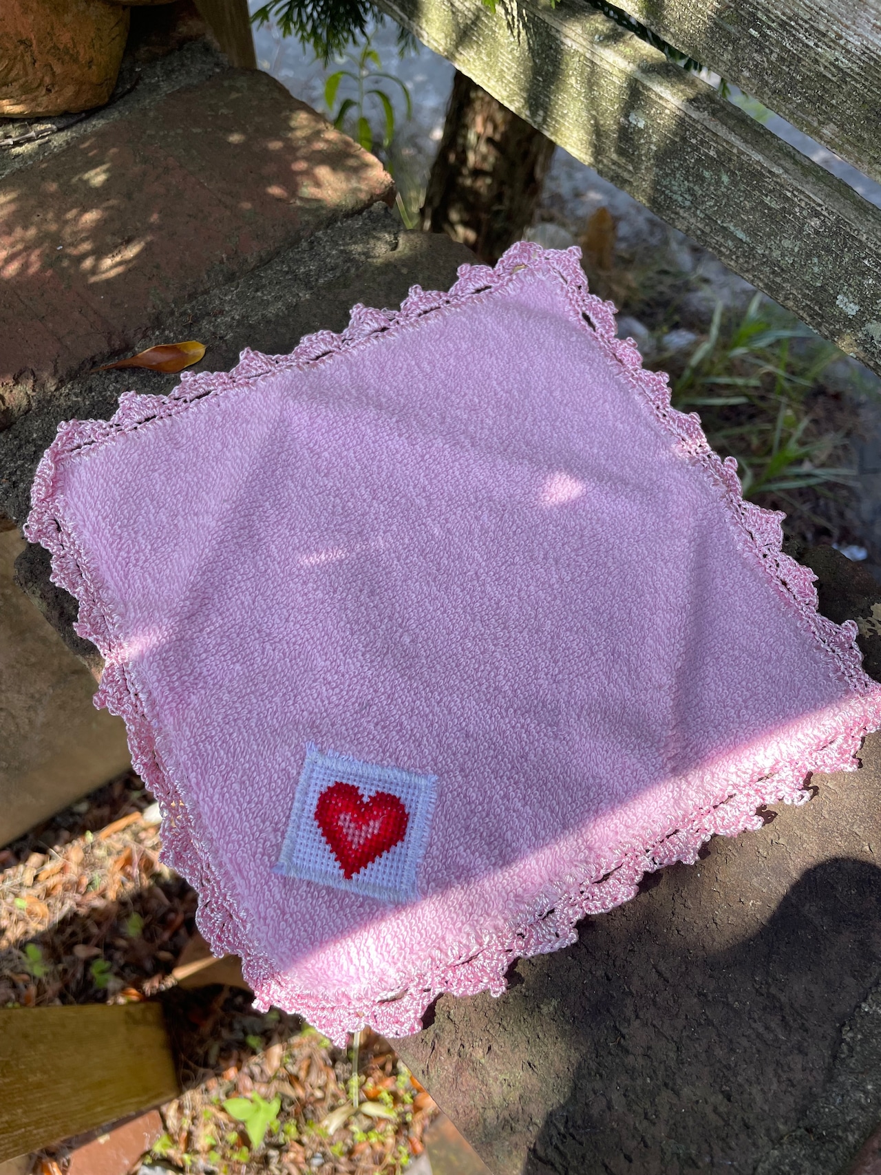 ウクライナ手刺繍入りハンカチ　ハート　ピンク　　手編みレース ハンドタオル - 2