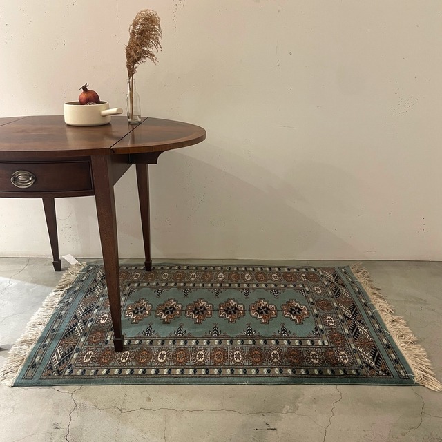 パキスタンrug/手織り(1230㎜×810㎜フリンジ含まず50㎜×2)