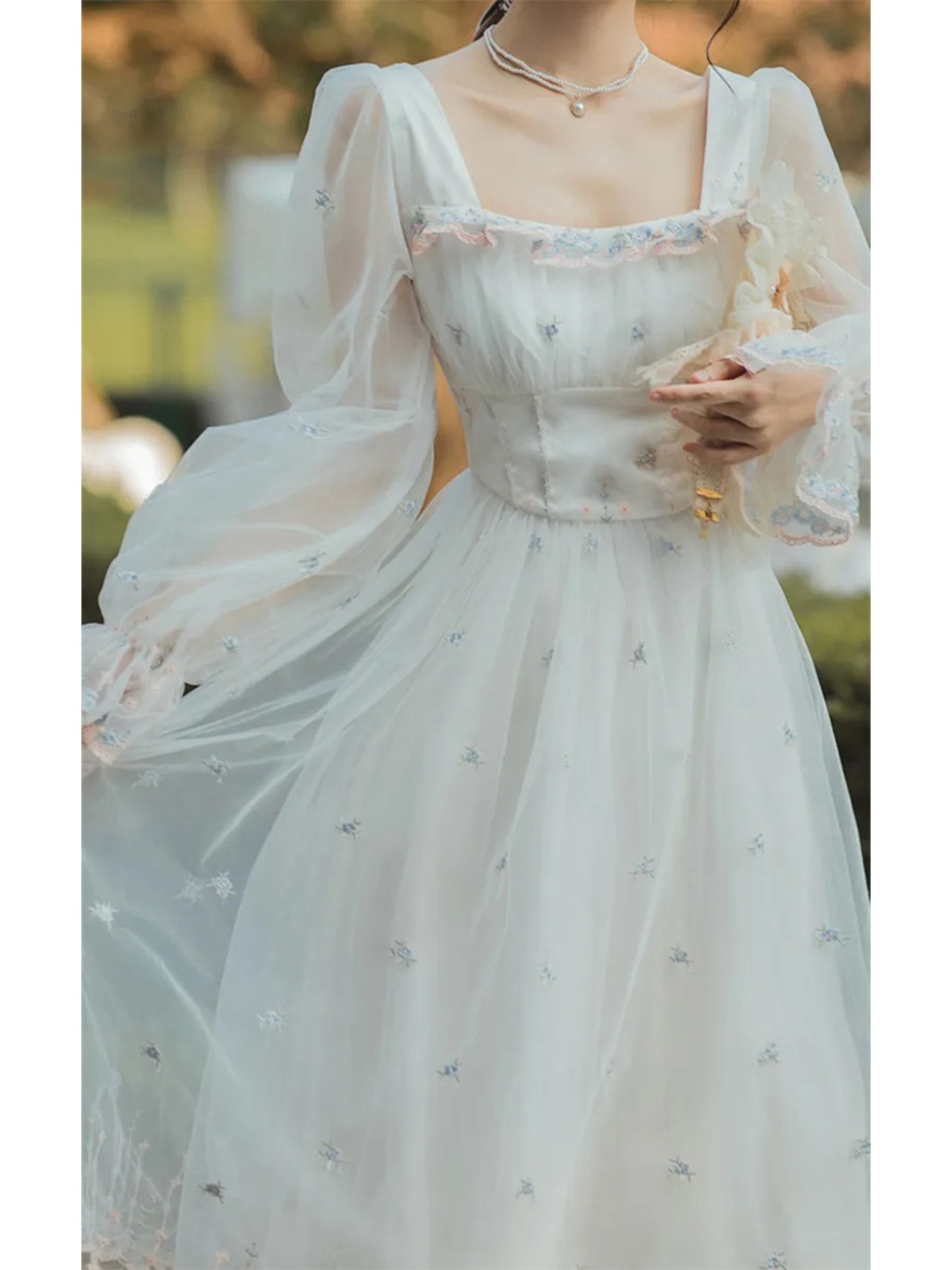 【0095】Simple Flower Embroidery Long Sleeve Dress