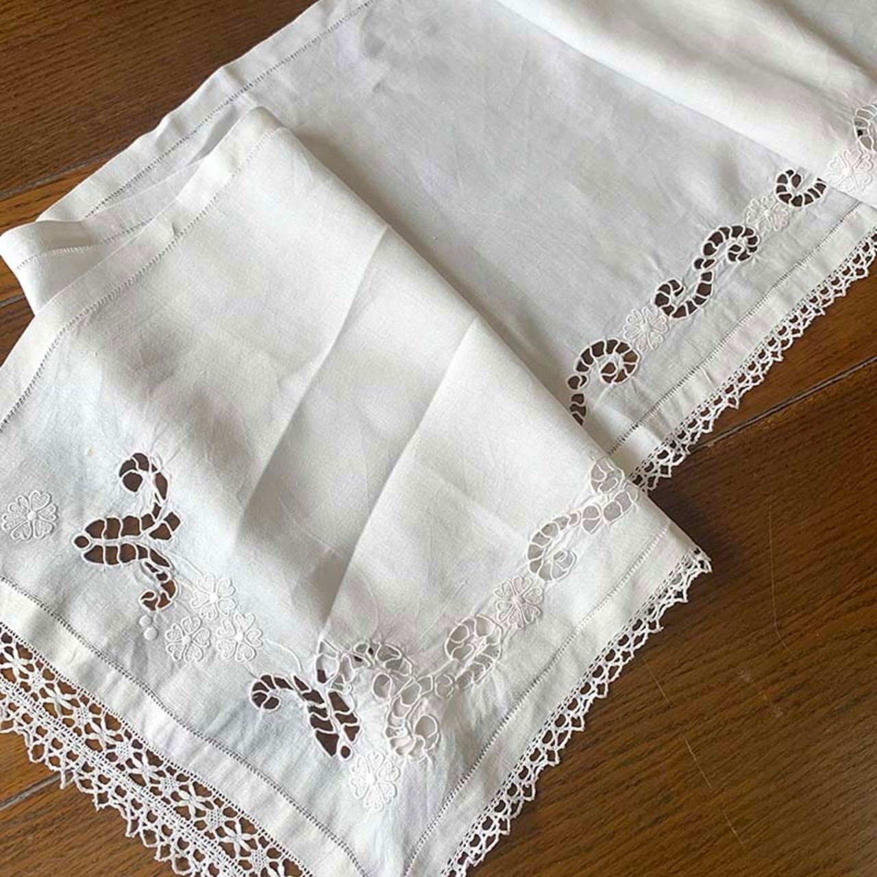 棚飾り用クロス　リネン敷物　刺繍　レースの縁取り　 12clda23