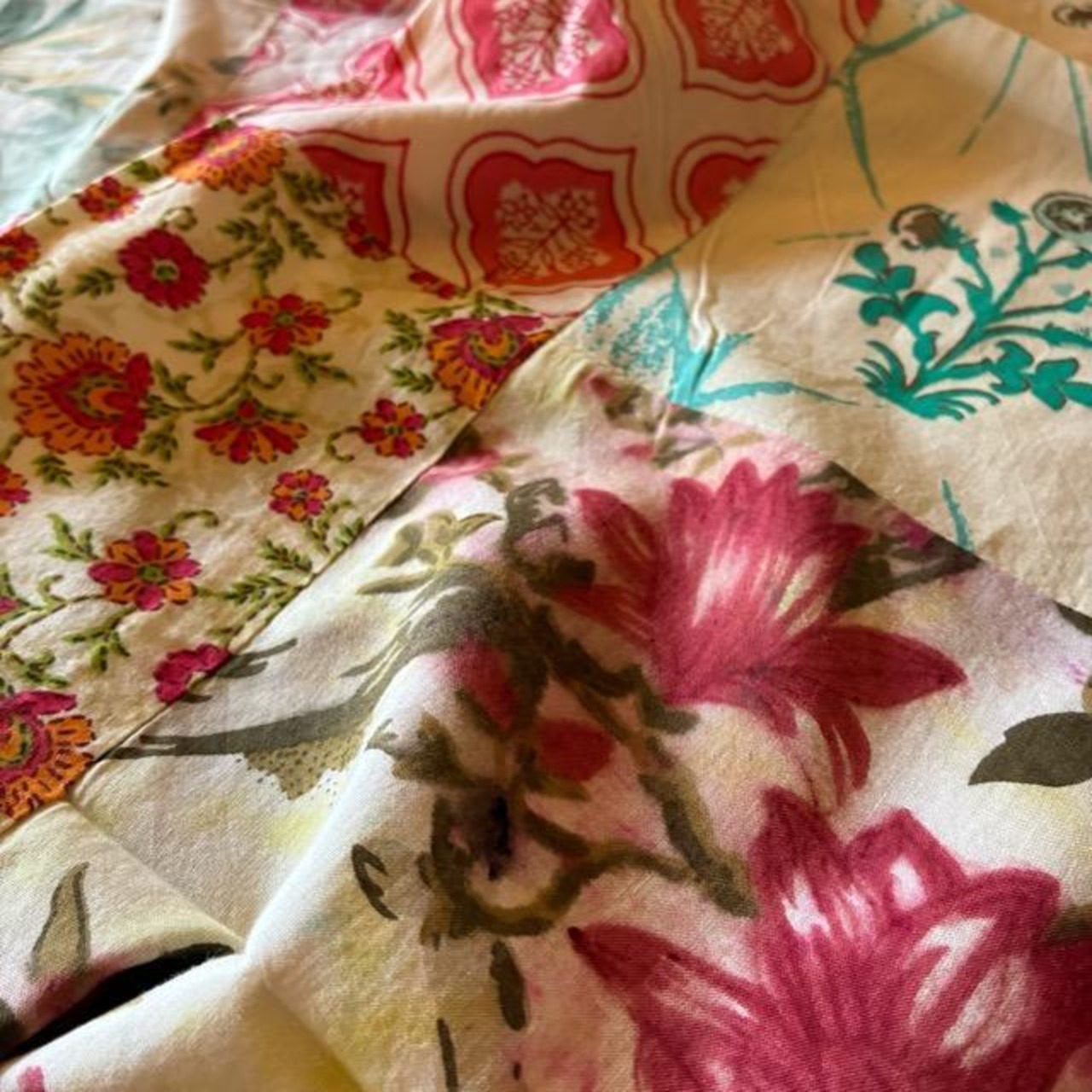 India Print Patchwork Multi-Cloth 110cm×110cm White　インド　プリントパッチワークマルチクロス　ホワイト　アソート　ボタニカル　マルチカバー　