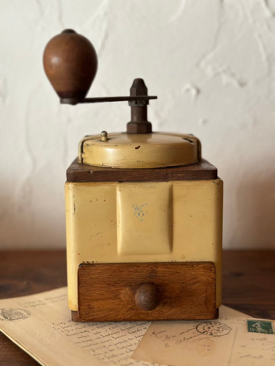 クリームイエローのコーヒーミル | Brocante de La Cocotte （フランス