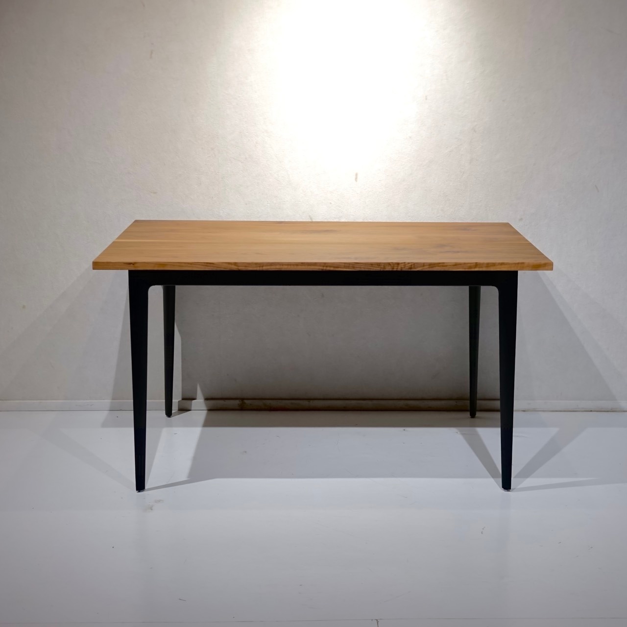 研磨メンテナンス品 MASTERWAL マスターウォール BoConcept ボーコンセプト ダイニングテーブル 無垢材 ウォールナット テーブル 食卓 アイアン脚 モダン ホテルライク ミッドセンチュリー