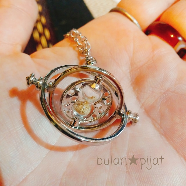 時間を戻すペンダント 逆転時計 魔法具 ミニ タイムターナーペンダント 小 ハーマイオニー 大人の天然石 アクセサリー材料パーツshop ぶらんぴじゃっと 時間を戻すペンダント 逆転時計 魔法具 ミニ タイムターナーペンダント 小 ハーマイオニー 大人の天然石 アクセサリー材料パーツshop ぶらんぴじゃっと