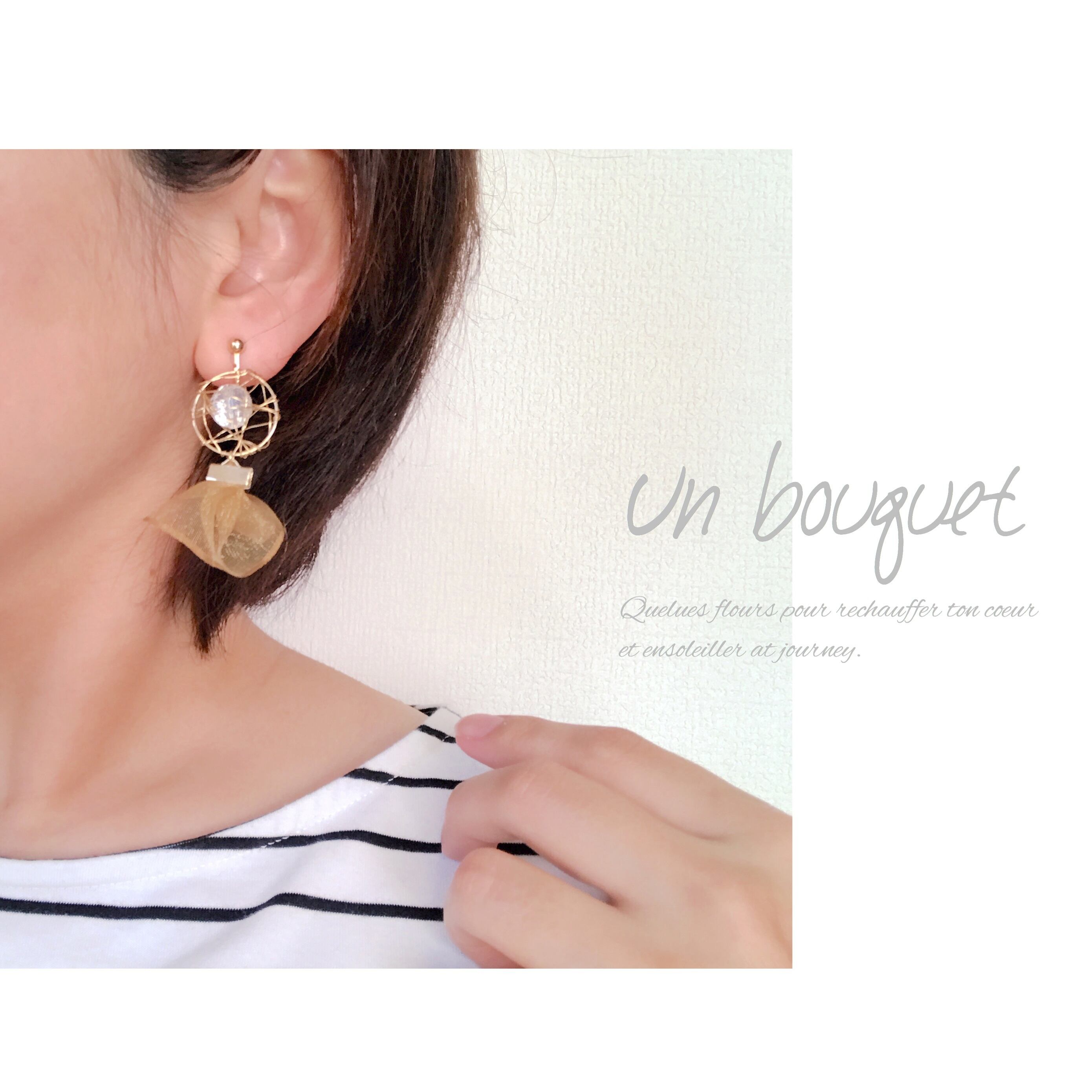 クリスタルと透けるリボンタッセルのイヤリング | Un bouquet