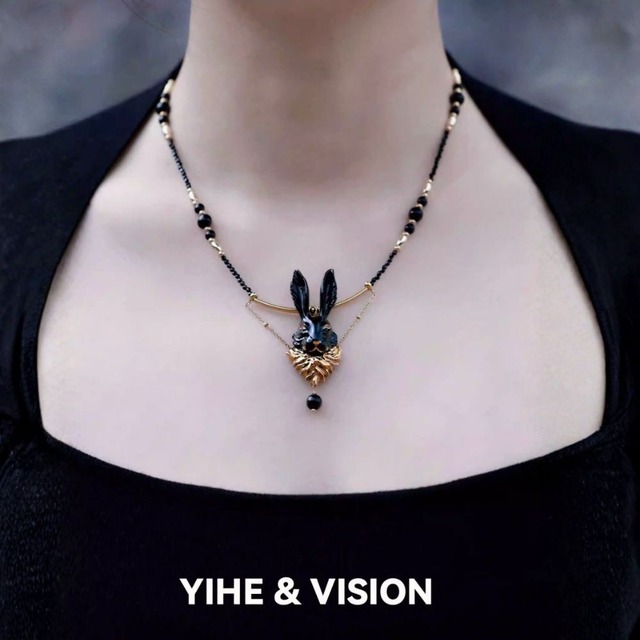 夜の森を見守る黒兎の静謐ネックレス　E00654