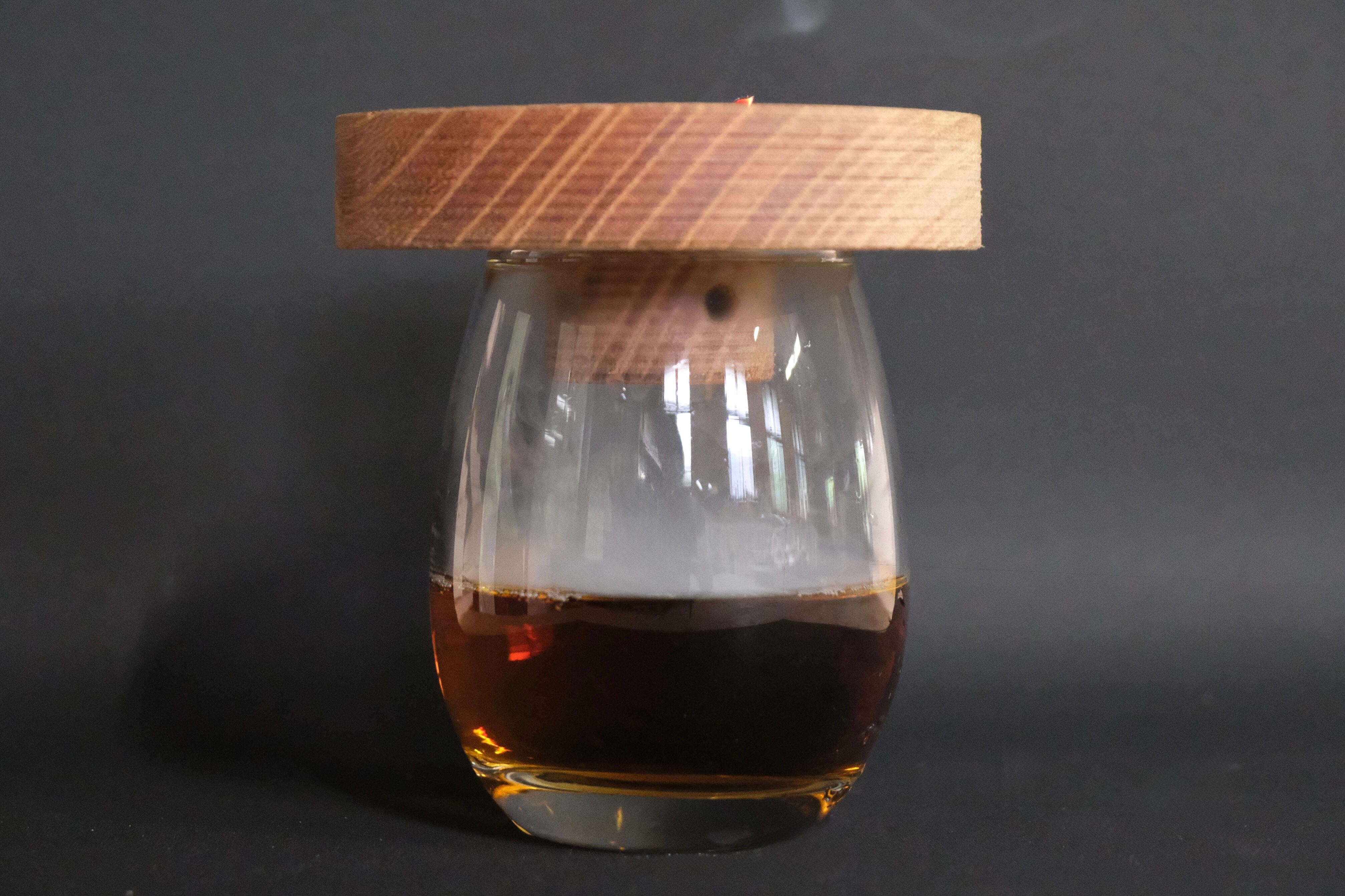 欅(ケヤキ)製、手のひらサイズの燻製器