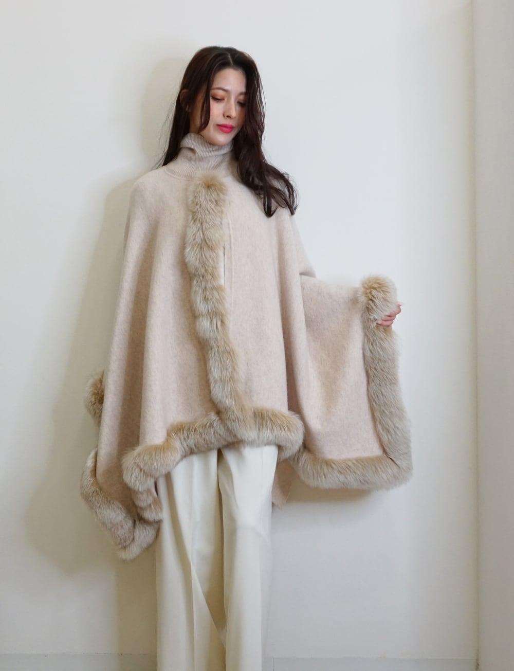 FOXEY ニットケープ　Trulli カシミヤ100% ライトベージュ FOXEY ニットケープ Trulli カシミヤ100% ライトベージュ - メルカリ