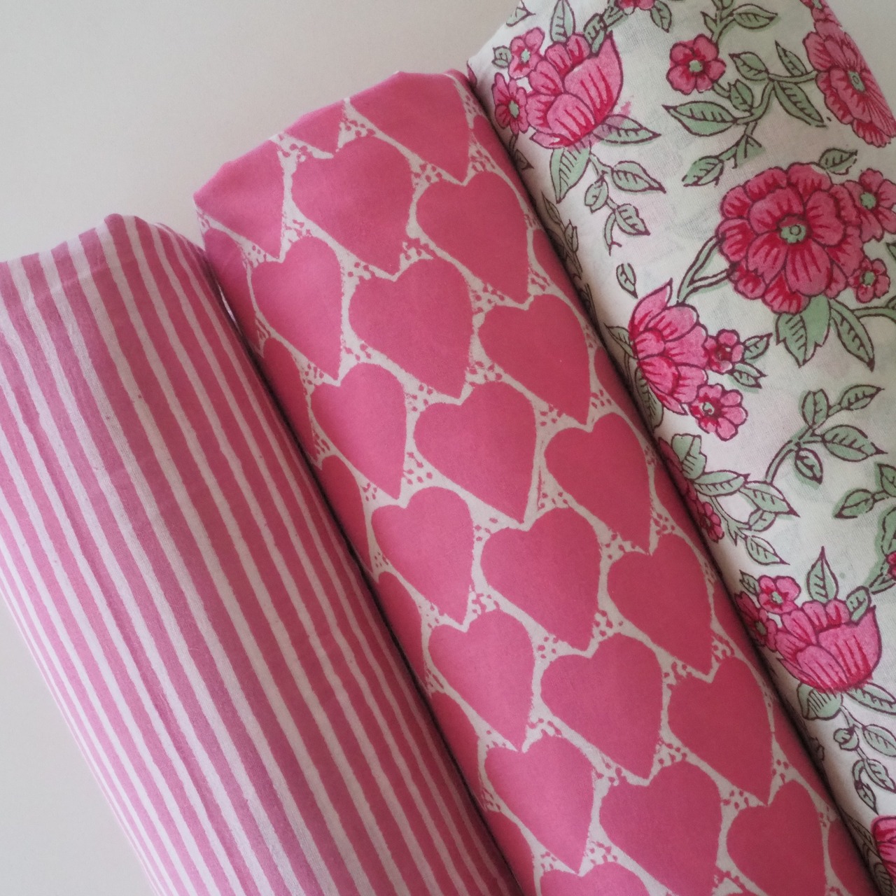 ブロックプリント生地【50cm単位】インド綿 ハート柄 ピンク #25810-PK1【再入荷】