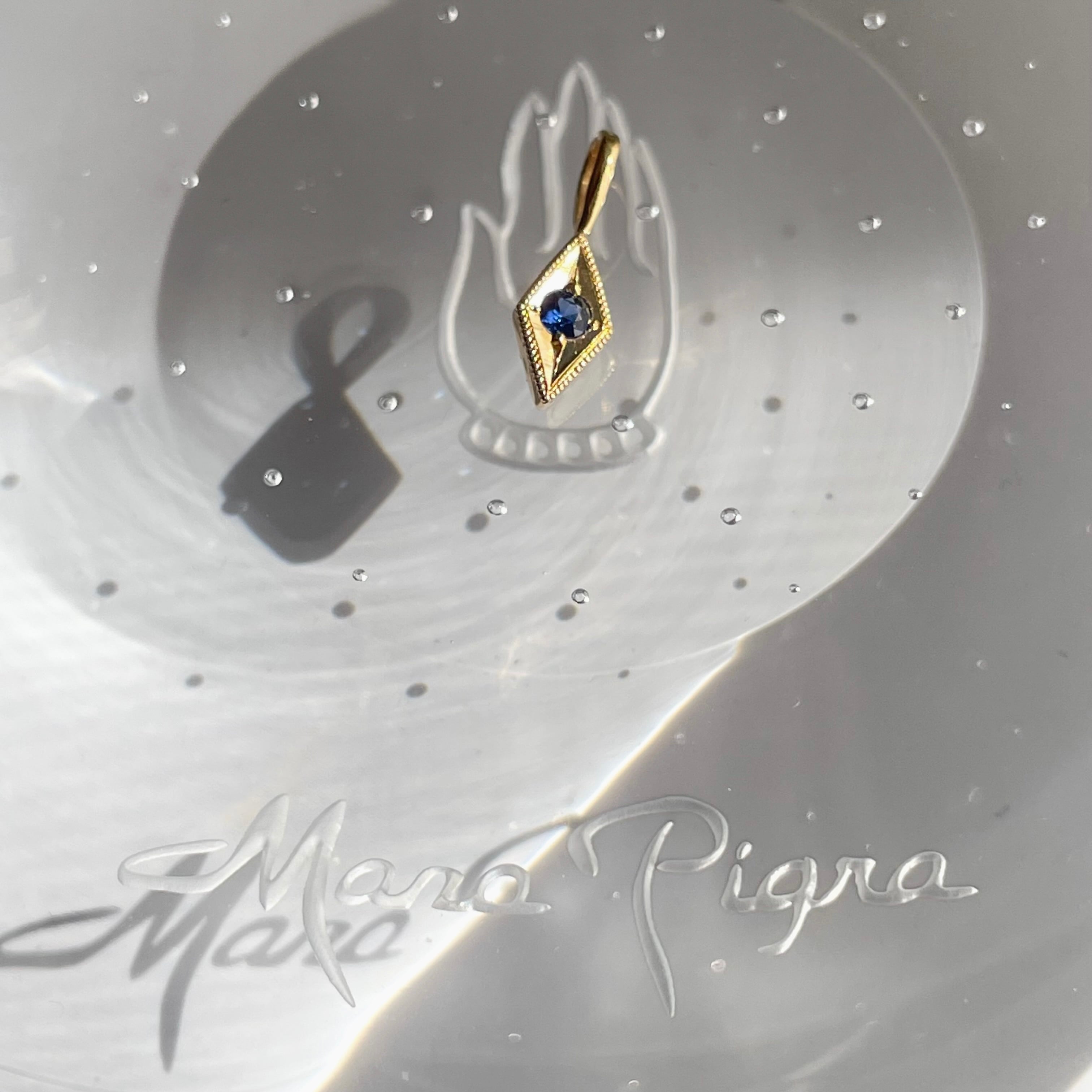 まま　ルビー　K18 チャーム K18 Diamond Shaped Charm ／18金製 ダイヤ型チャーム（サファイア