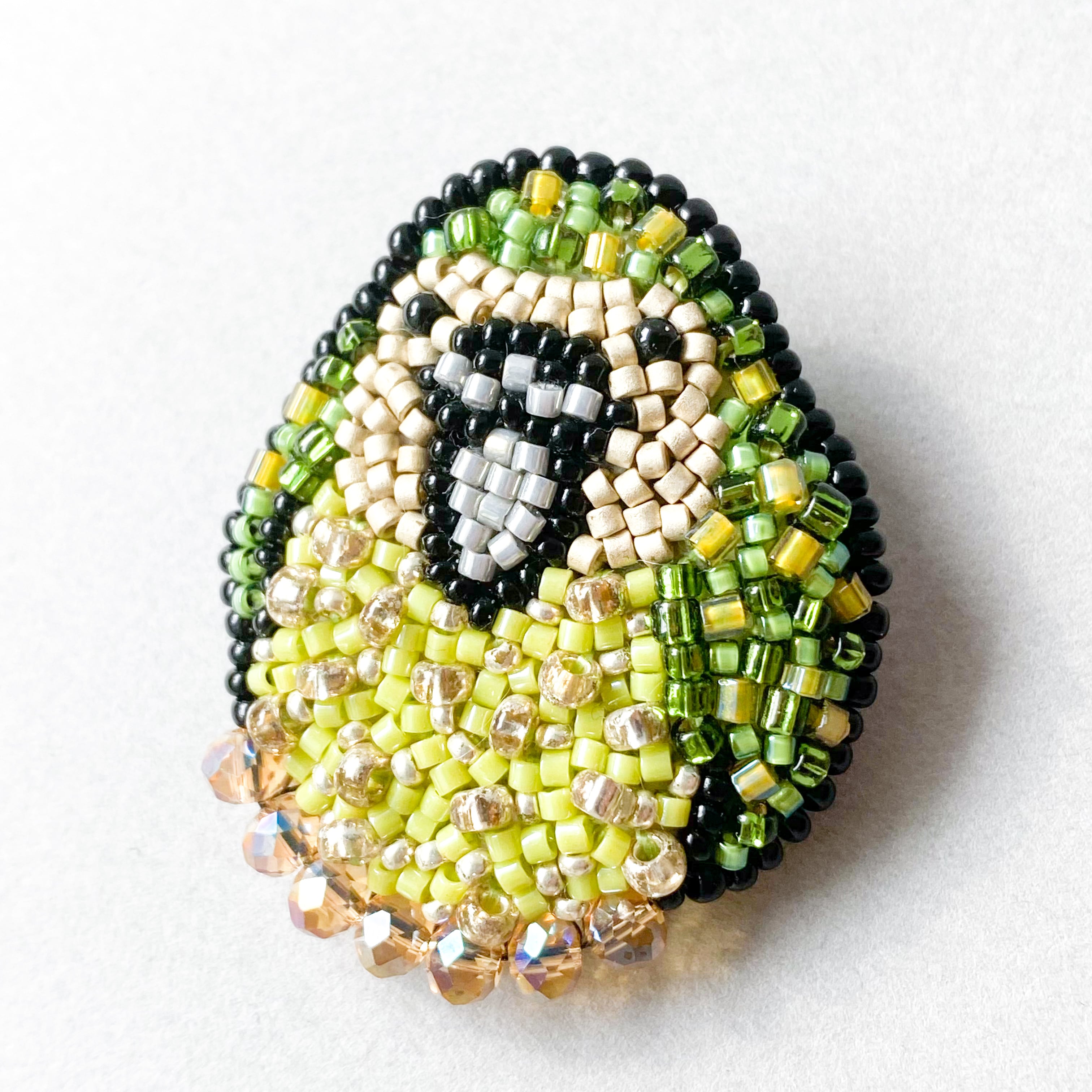 カカポのブローチ /鳥モチーフ ビーズ刺繍ブローチ おしゃれの