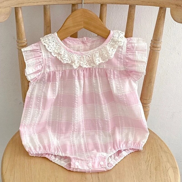 【取寄】さりげないレースとフリルが上品なチェックロンパース