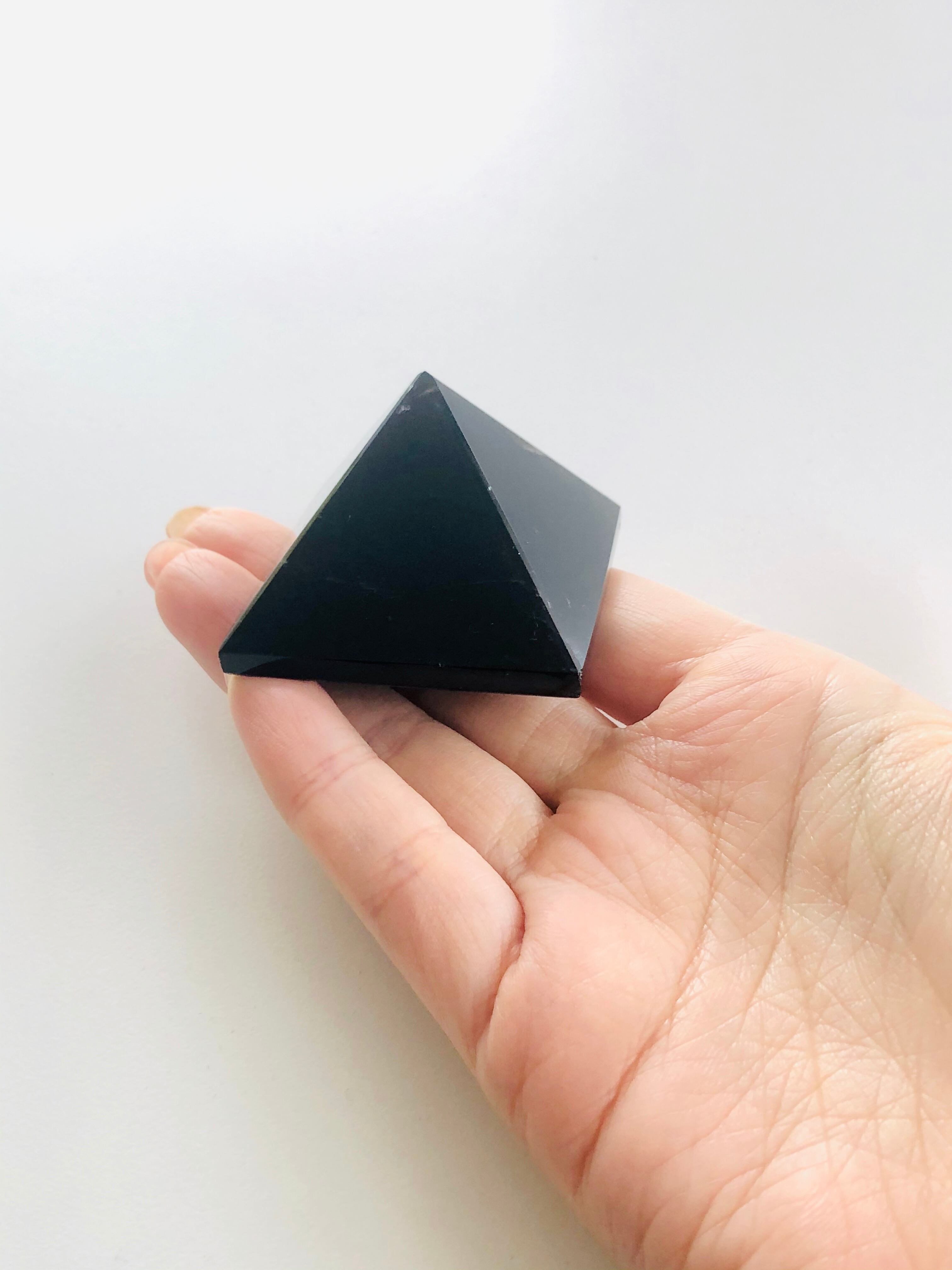 モリオン(黒水晶)のピラミッド(小) | 虹色の星 powered by BASE