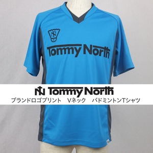 Tommy North　ブランドロゴプリント　Vネック　バドミントンTシャツ　BDM0001　ターコイズ×グレー