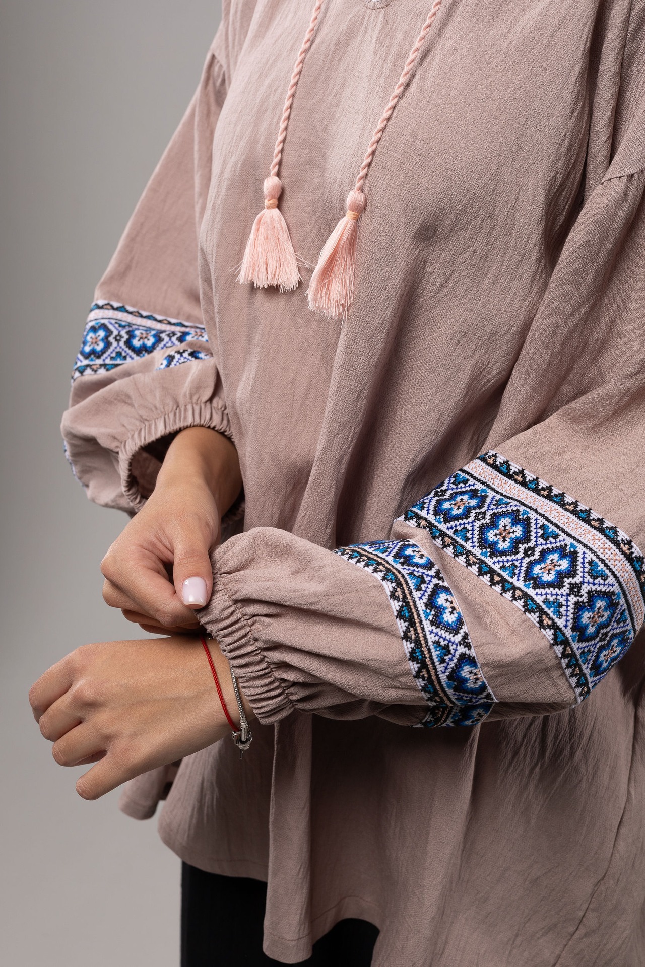 ウクライナ刺繍ヴィシヴァンカ クロスステッチ　手刺繍　ブラウス　麻　レディース・フリーサイズ - 8