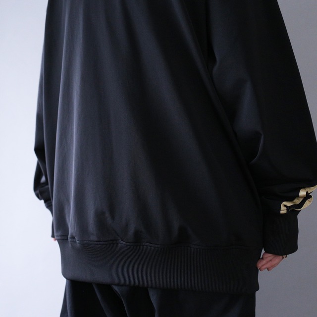 "adidas" gold × black color 刺繍 logo over silhouette track jacket