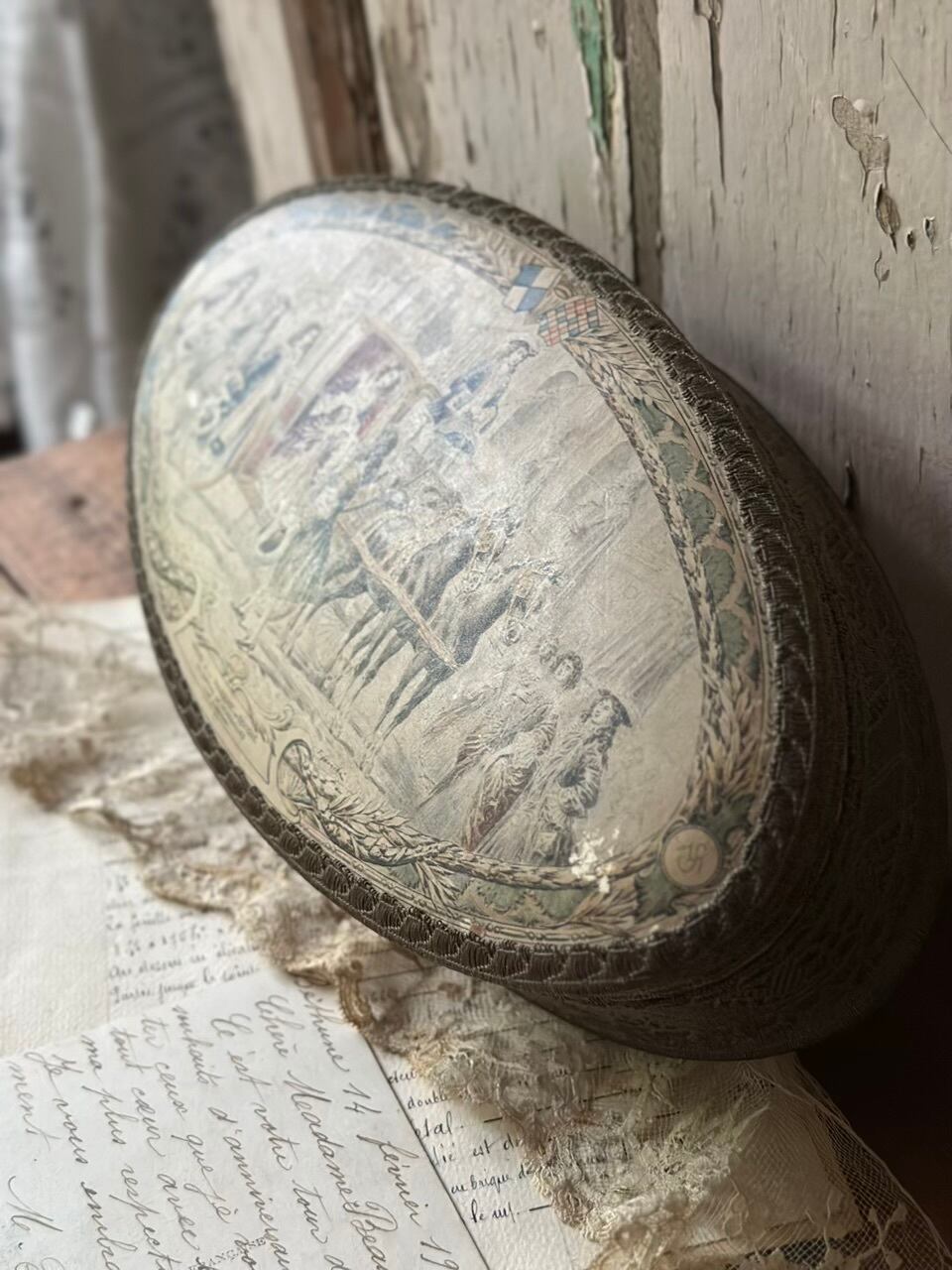 チョコレートの紙箱 オーバル A la Marquise de Sévigné | Brocante de