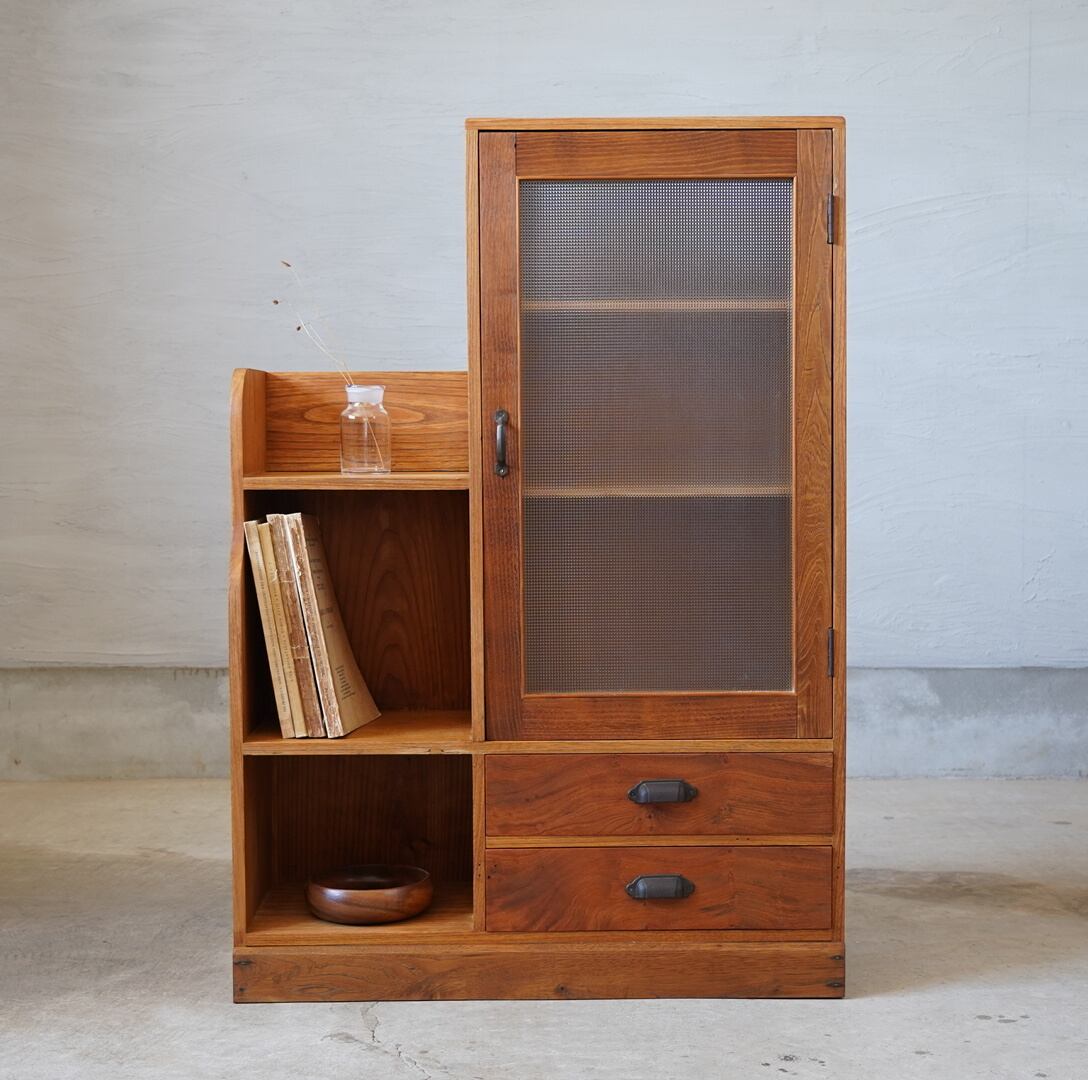 チェッカーガラスのキャビネット