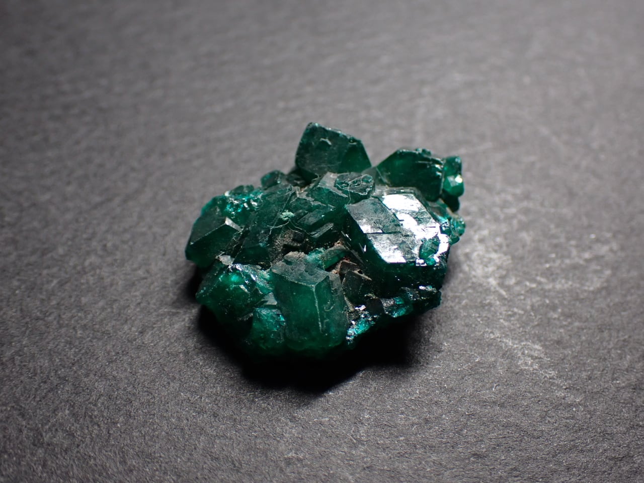 コンゴ共和国産 ダイオプテーズ/Dioptase 原石 A-DPT052 | 鉱物