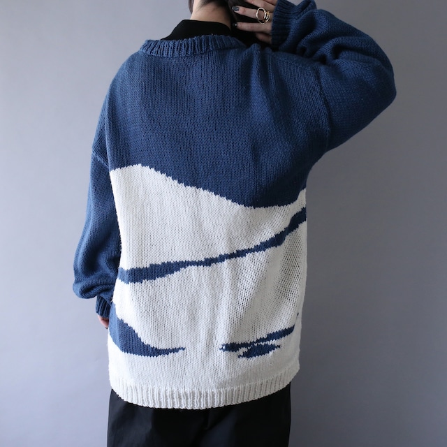 "狼" graphic design over silhouette sweater