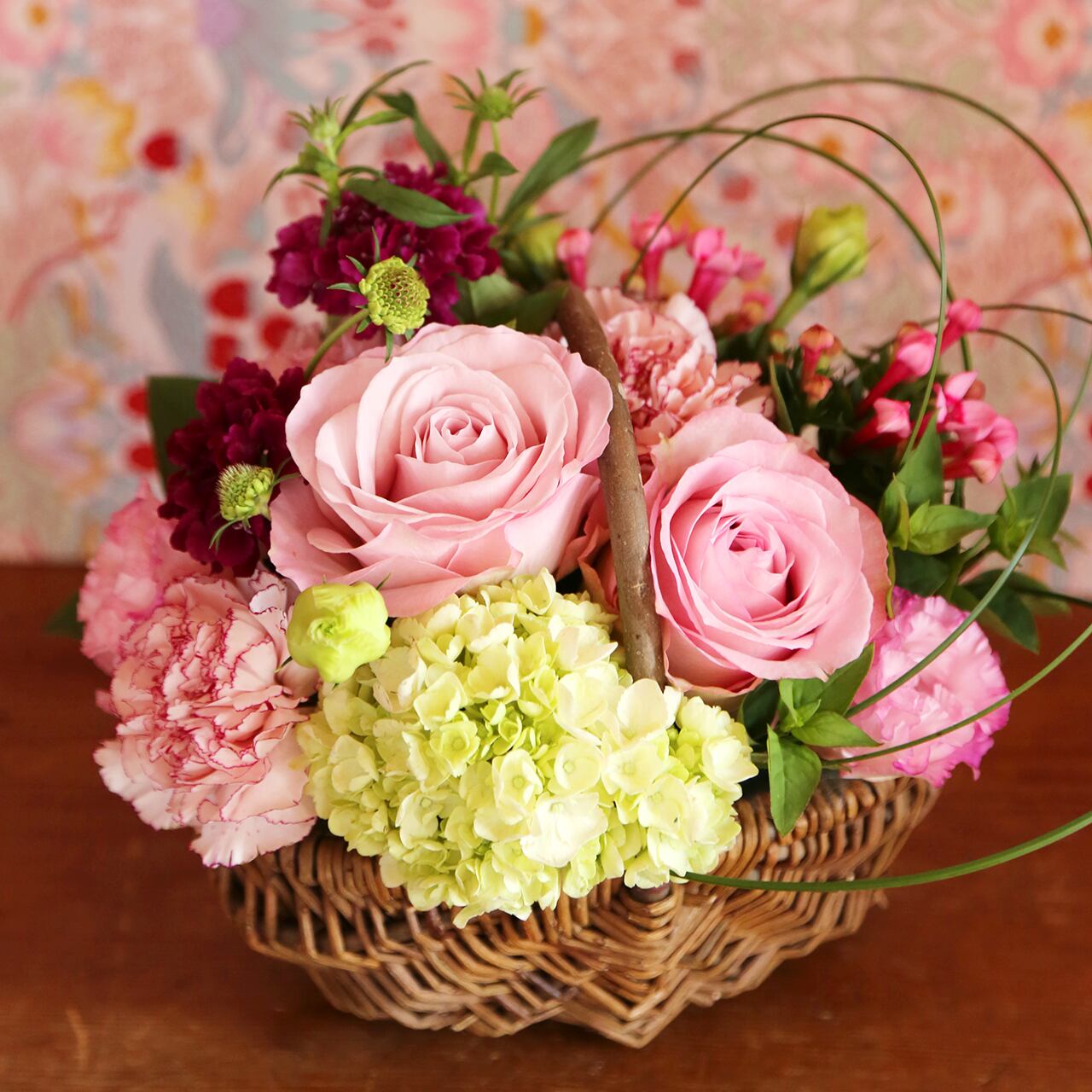 赤いバラとカーネーションのシックで豪華なアレンジメント