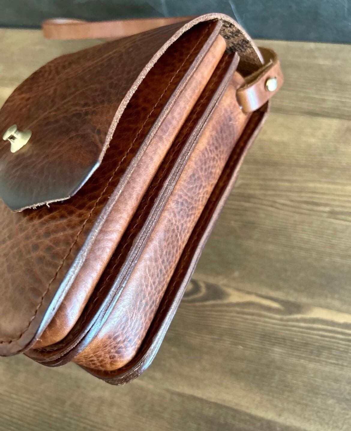 イタリアンレザーカップポーチ (ラズベリー)革小物 ハンドメイド イタリアンレザーカップポーチ (ラズベリー)革小物 ハンドメイド